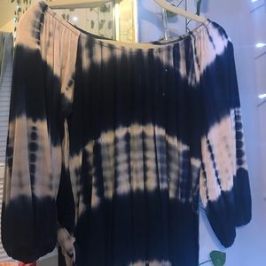 Off-shoulder quarter sleeve shirt